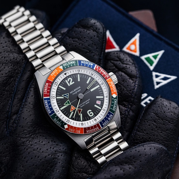 analog watch, stainless steel watch, metal band watch, sports watch, wrist watch, bestseller push, lifestyle, editorial, luxurious, bold, neutral, blue, red