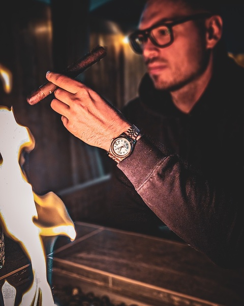 analog watch, metal band watch, luxury watch, wrist watch, classic watch, brand awareness, lifestyle, editorial, luxurious, bold, brown, black, gold
