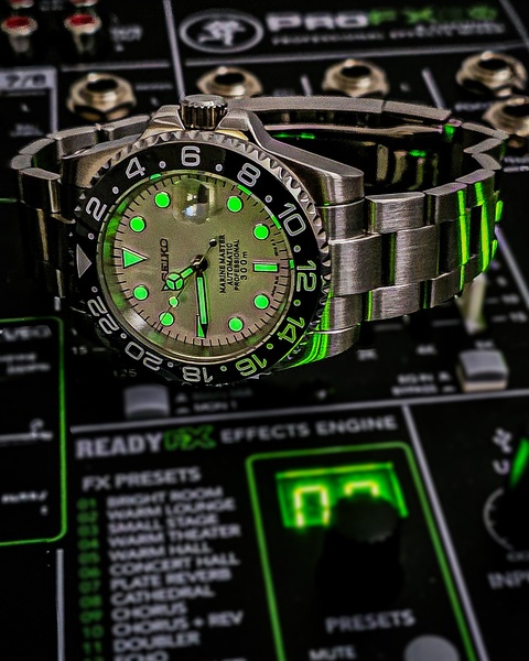 wrist watch, analog watch, mens watch, dive watch, steel watch, bestseller push, lifestyle, editorial, energetic, bold, black, green