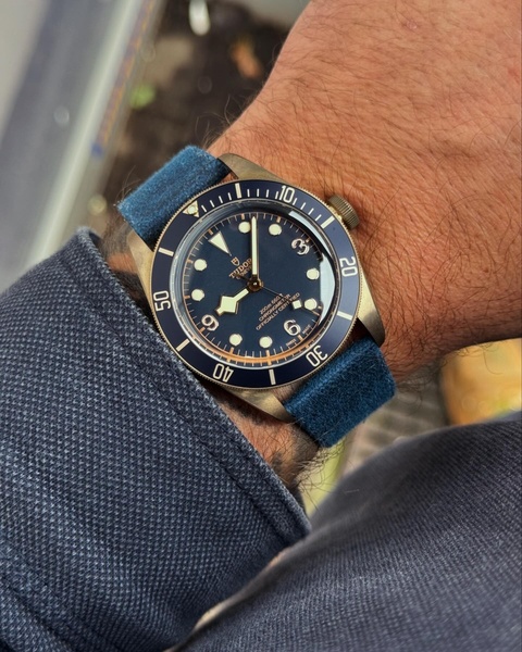 wrist watch, analog watch, mens watch, luxury watch, diver watch, product demo, lifestyle, trustworthy, luxurious, blue, brown, neutral