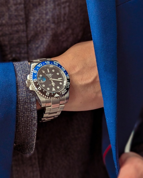 wristwatch, analog watch, stainless steel watch, mens watch, luxury watch, bestseller push, lifestyle, editorial, luxurious, trustworthy, blue, neutral