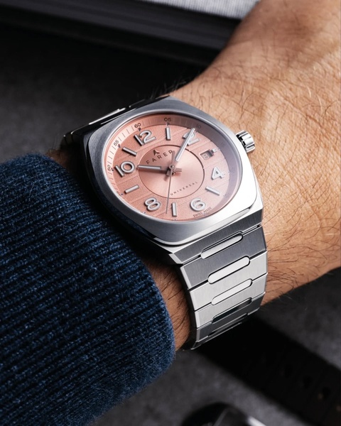 wrist watch, analog watch, steel watch, mens watch, luxury watch, brand awareness, lifestyle, luxurious, trustworthy, neutral, blue
