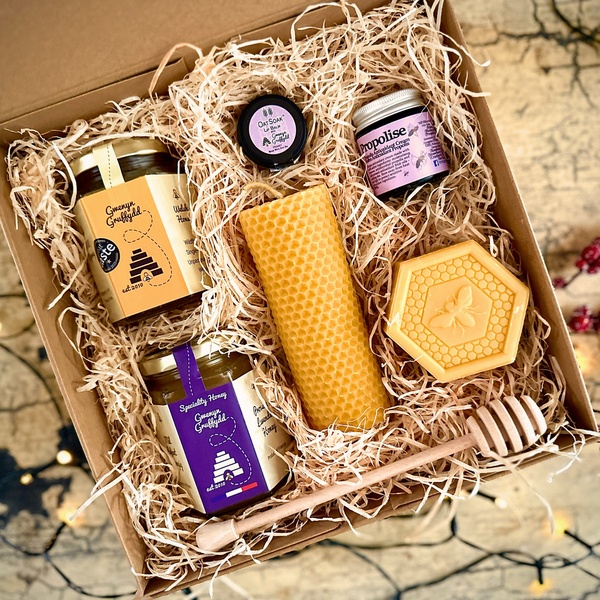 honey gift set, beeswax candle, honey gift box, natural skincare set, honey and beeswax, beeswax soap, gift guide, flat lay, lifestyle, warm, calm, neutral, gold, purple
