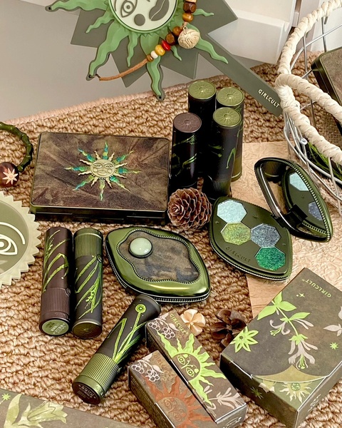 eyeshadow palette, lipstick, makeup set, compact mirror, cosmetics, bestseller push, flat lay, luxurious, green, brown, neutral