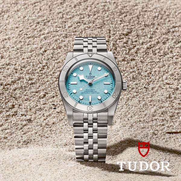 analog watch, metal watch, stainless steel watch, wristwatch, chronometer watch, bestseller push, brand awareness, minimalist, editorial, luxurious, calm, neutral, blue