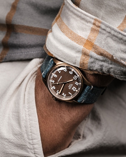 wrist watch, analog watch, mechanical watch, casual watch, vintage style watch, brand awareness, lifestyle, calm, trustworthy, neutral, brown