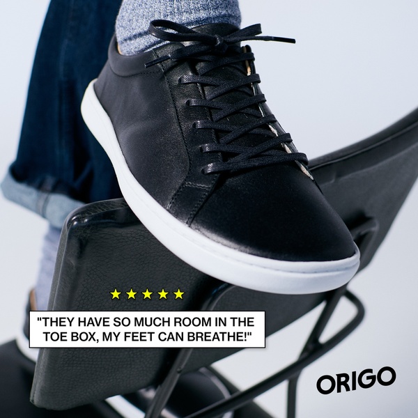 A close-up, high-contrast shot of a casual sneaker featuring a star rating and a direct customer testimonial about the fit and comfort.