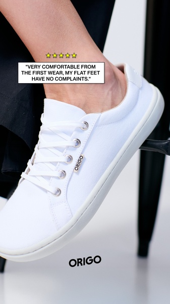 A close-up vertical shot of a white sneaker on a foot featuring a five-star rating and a direct customer testimonial about comfort for flat feet.