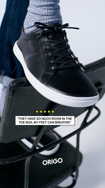 A static 9:16 ad featuring a close-up of a leather sneaker resting on a chair, overlaid with a five-star review emphasizing comfort.