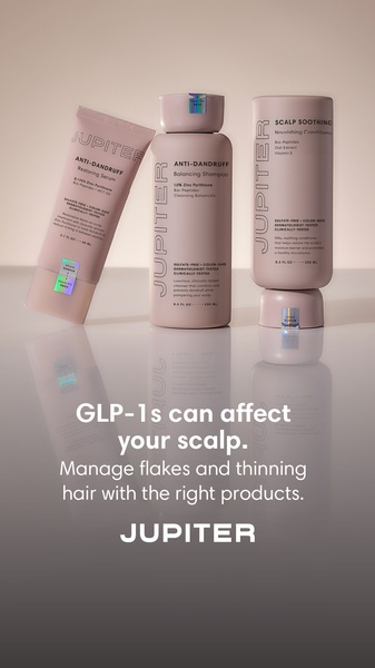 A high-contrast, clean studio shot of a three-piece scalp care set with a clear, benefit-driven problem-solution headline.