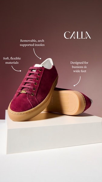 A high-clarity 9:16 vertical creative using direct annotations to highlight comfort features like removable insoles and bunion-friendly design.