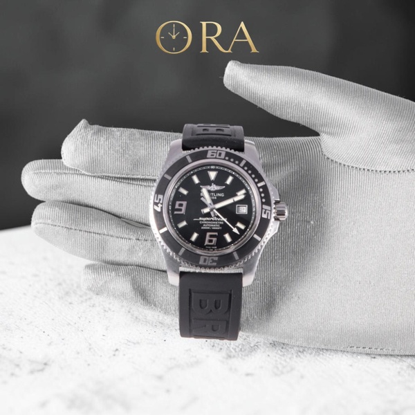 wrist watch, sport watch, luxury watch, automatic watch, diver watch, black rubber strap, bestseller push, minimalist, lifestyle, luxurious, trustworthy, neutral, black
