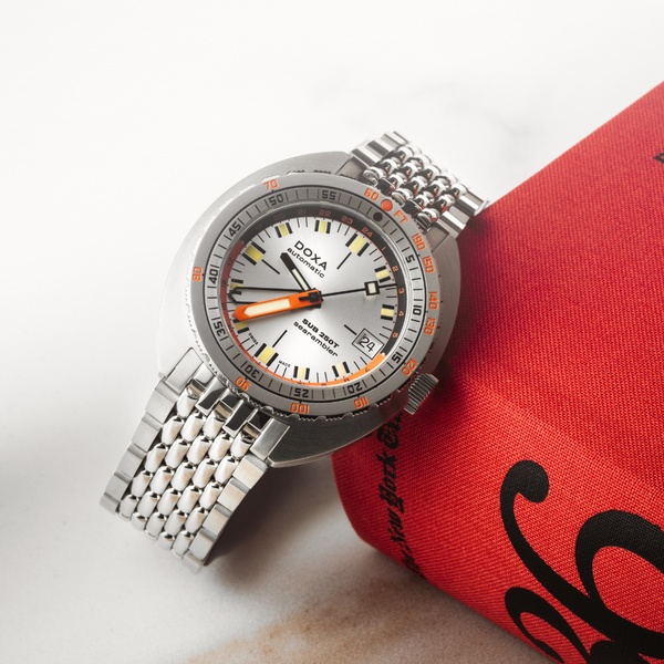 wrist watch, automatic watch, analog watch, stainless steel watch, dive watch, bestseller push, minimalist, editorial, luxurious, trustworthy, neutral, red, orange
