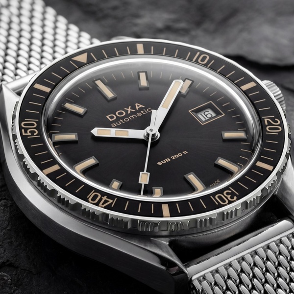 wrist watch, automatic watch, analog watch, mens watch, dive watch, stainless steel watch, bestseller push, minimalist, editorial, luxurious, trustworthy, neutral, black