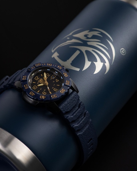 wristwatch, analog watch, men's watch, tactical watch, sport watch, bestseller push, minimalist, luxurious, bold, blue, neutral