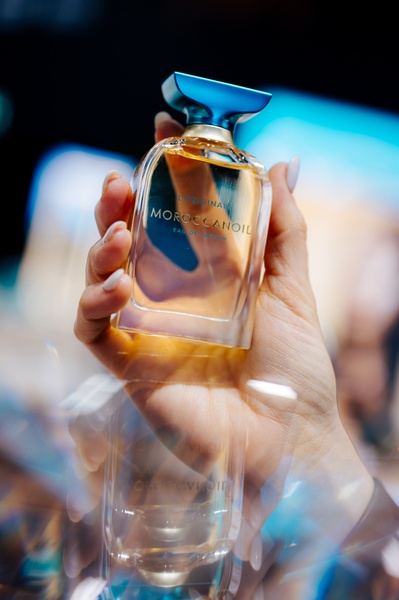 perfume, eau de parfum, fragrance, scent, glass perfume bottle, brand awareness, lifestyle, editorial, luxurious, calm, blue, neutral