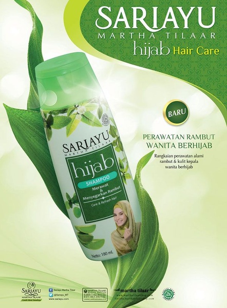 A high-quality product placement ad featuring Hijab Shampoo surrounded by fresh green aloe leaves to emphasize natural ingredients and specialized hair care.