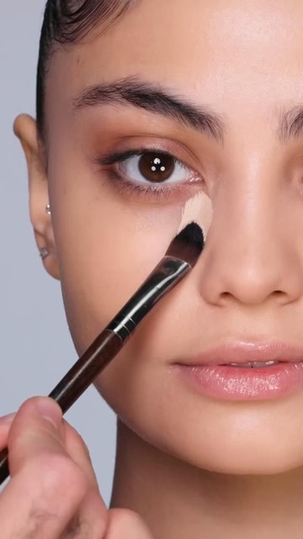 concealer brush, makeup brush, foundation brush, blending brush, under eye brush, face brush, cosmetic brush, brand awareness, product launch, lifestyle, editorial, luxurious, trustworthy, neutral, brown, pink