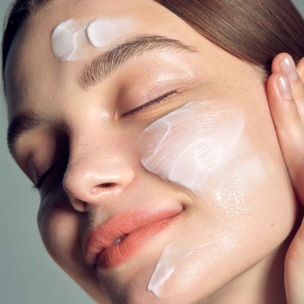 face cream, skincare moisturizer, facial lotion, skin hydrating cream, daily moisturizer, product demo, lifestyle, minimalist, calm, fresh, neutral