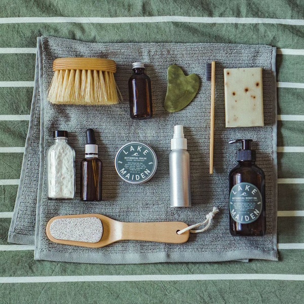body oil, body balm, bath brush, skincare products, pumice stone, bestseller push, flat lay, calm, fresh, green, neutral