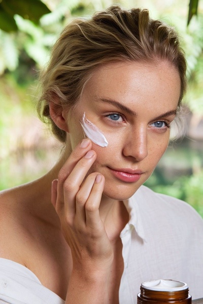 face cream, moisturizer, facial cream, skin cream, skincare product, product demo, lifestyle, calm, fresh, green, neutral