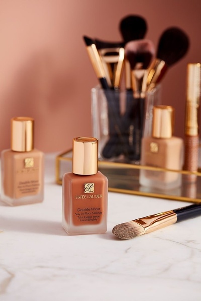liquid foundation, face makeup, foundation makeup, base makeup, cosmetic foundation, bestseller push, minimalist, lifestyle, luxurious, calm, neutral, gold