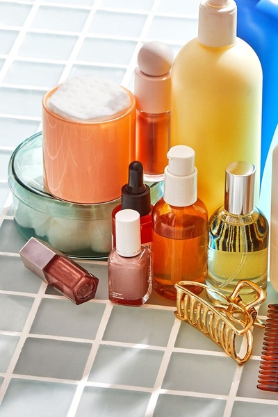 skincare products, nail polish, hair clip, beauty supplies, face serum, cosmetic accessories, bestseller push, minimalist, flat lay, fresh, calm, neutral, pastel, gold