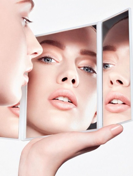 makeup mirror, folding vanity mirror, tri-fold mirror, portable mirror, cosmetic mirror, product demo, minimalist, lifestyle, calm, fresh, neutral
