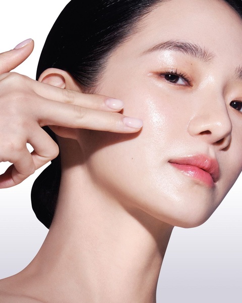 face serum, skin moisturizer, face oil, skincare product, hydrating serum, product demo, minimalist, editorial, fresh, calm, neutral