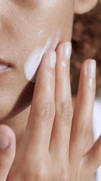 face cream, face moisturizer, skincare, facial lotion, daily moisturizer, product demo, lifestyle, fresh, calm, neutral