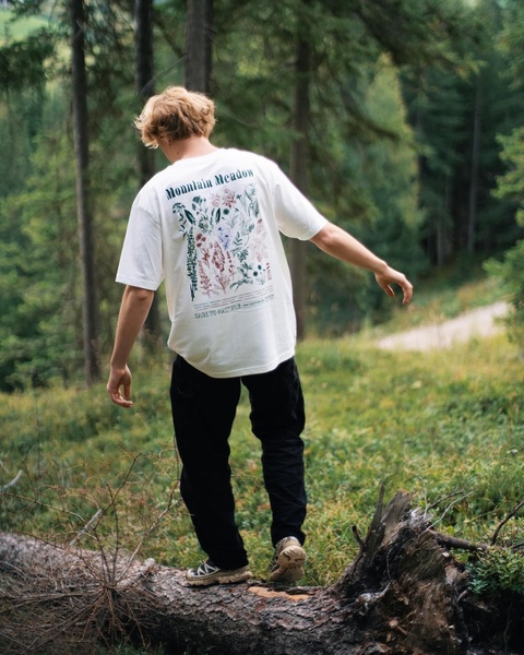 graphic t-shirt, short sleeve shirt, crew neck tee, cotton t-shirt, casual t-shirt, brand awareness, lifestyle, outdoor, calm, fresh, neutral, green