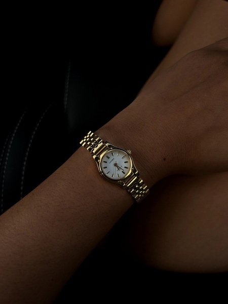 gold watch, analog watch, wrist watch, metallic watch, gold link watch, brand awareness, lifestyle, editorial, luxurious, calm, gold, black, neutral