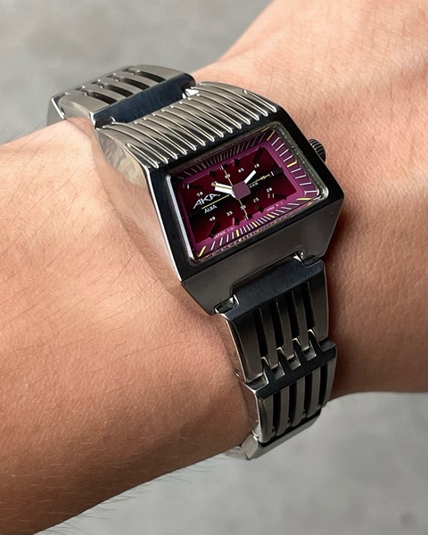 wrist watch, analog watch, stainless steel watch, metal band watch, fashion watch, bestseller push, lifestyle, bold, energetic, purple, neutral