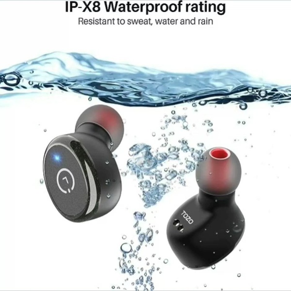This creative showcases the product submerged in water to provide instant visual evidence of its IP-X8 waterproof durability and resistance to moisture.