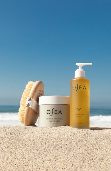 body polish, body oil, body brush, skincare products, exfoliating scrub, moisturizing oil, bestseller push, lifestyle, outdoor, fresh, calm, neutral, blue, yellow