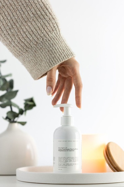 hand lotion, hand cream, moisturizing lotion, pump bottle lotion, skincare product, bestseller push, lifestyle, minimalist, calm, fresh, neutral