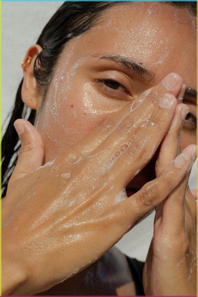 face cleanser, facial wash, skincare product, foaming cleanser, daily face wash, product demo, lifestyle, fresh, calm, neutral, brown