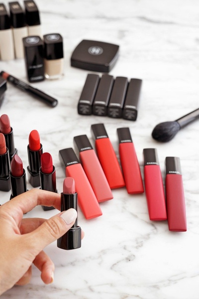 lipstick, matte lipstick, liquid lipstick, makeup collection, beauty products, bestseller push, flat lay, lifestyle, luxurious, calm, neutral, pink, red