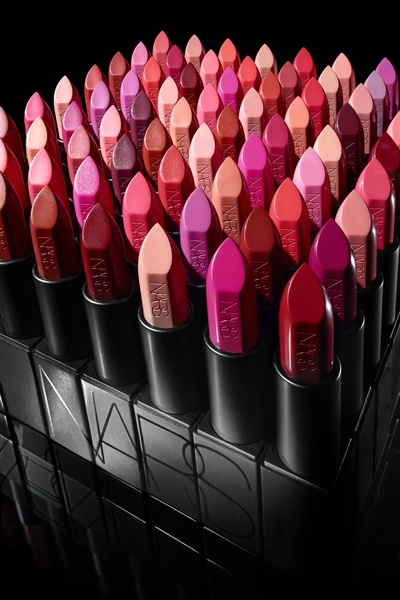 lipstick, makeup, cosmetics, lip color, matte lipstick, bestseller push, minimalist, luxurious, bold, pink, black