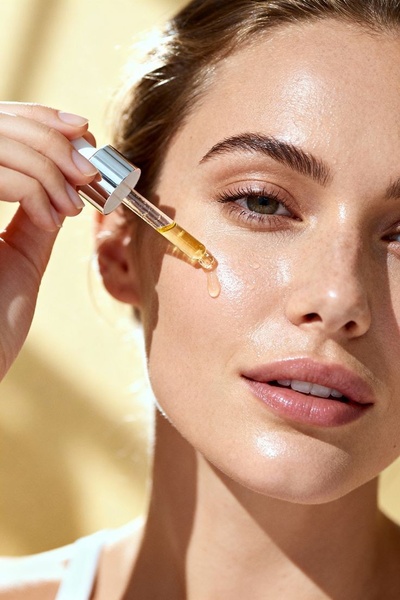 face serum, facial oil, skincare dropper, beauty serum, face oil, product demo, brand awareness, lifestyle, editorial, fresh, calm, neutral, gold