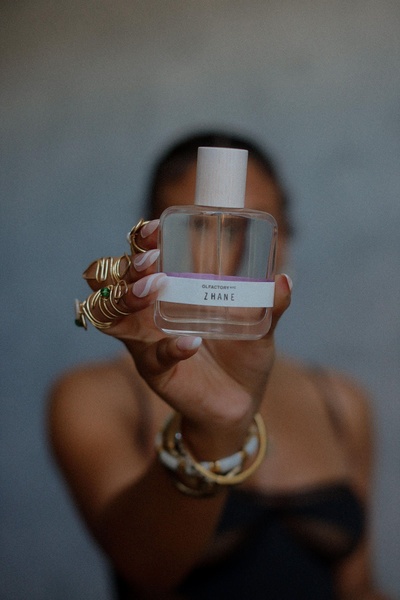 perfume, fragrance, scent, cologne, eau de parfum, brand awareness, lifestyle, editorial, luxurious, calm, neutral, gold