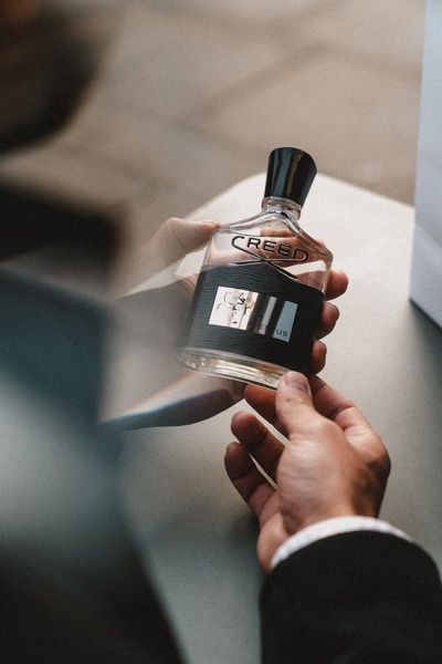mens cologne, fragrance, luxury perfume, scent, mens grooming, brand awareness, lifestyle, editorial, luxurious, calm, neutral, black