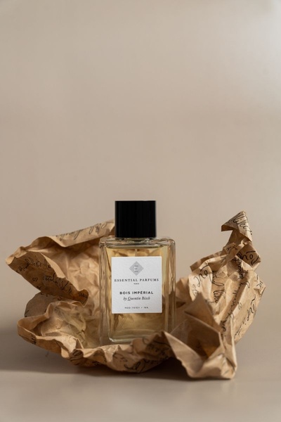 perfume, cologne, fragrance, eau de parfum, scent, bestseller push, minimalist, editorial, calm, luxurious, neutral, brown