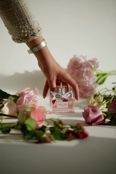 perfume, fragrance, cologne, scent, eau de parfum, brand awareness, lifestyle, editorial, calm, luxurious, pink, neutral