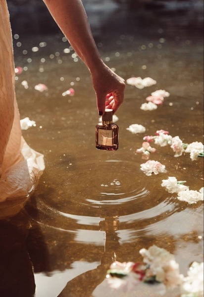 perfume bottle, scent, fragrance, eau de parfum, luxury perfume, brand awareness, lifestyle, editorial, calm, luxurious, brown, neutral