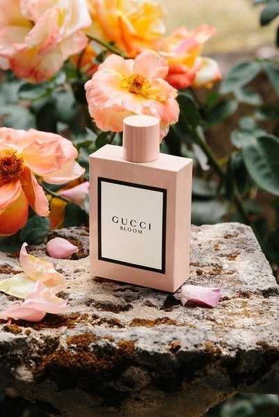 perfume, fragrance, eau de parfum, scent, womens perfume, brand awareness, lifestyle, minimalist, calm, luxurious, pink, neutral