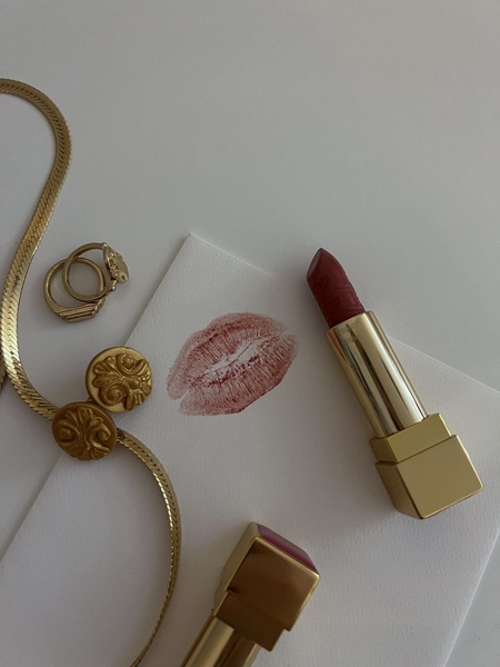 lipstick, red lipstick, matte lipstick, makeup product, lip color, bestseller push, flat lay, minimalist, luxurious, calm, neutral, gold, red