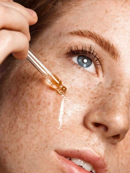 face serum, facial oil, skincare serum, dropper bottle serum, face treatment, product demo, lifestyle, fresh, calm, neutral