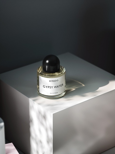 perfume, eau de parfum, fragrance, scent, cologne, bestseller push, minimalist, editorial, calm, luxurious, neutral