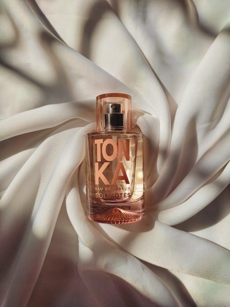 perfume, eau de parfum, fragrance, scent, cologne, brand awareness, minimalist, editorial, calm, luxurious, neutral, gold